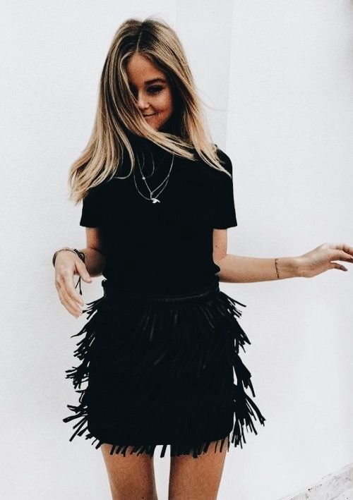 Come indossare un vestito nero: come abbinare il little black dress. I grandi classici del guardaroba. Moda over 40. #lbd #fashion #vestitnero #over40 #over50 #abitonero #modasera #minimalismo