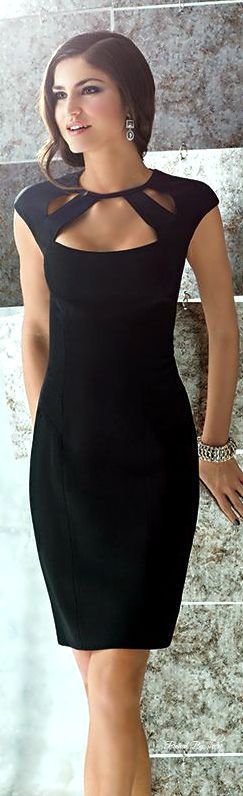 Come indossare un vestito nero: come abbinare il little black dress. I grandi classici del guardaroba. Moda over 40. #lbd #fashion #vestitnero #over40 #over50 #abitonero #modasera #minimalismo