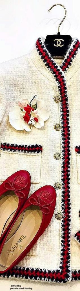 Chanel immagini. Come abbinare la giacca Chanel. Giacca in tweed, giacchina bouclé. #chanel #boucle #moda2019 #2019fashiontrends #over40 #over40fashion