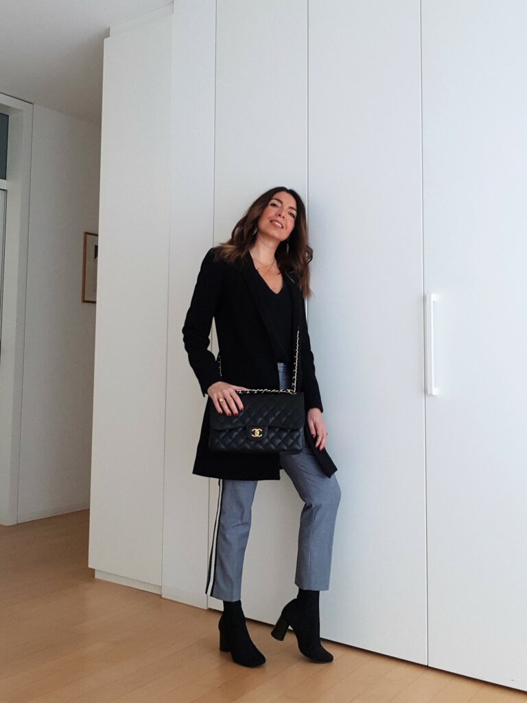 Abbinamento ufficio primavera con pantaloni classici e blusa nera e Chanel Jumbo bag