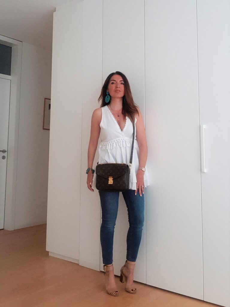 Outfit estivi con jeans e lino bianco