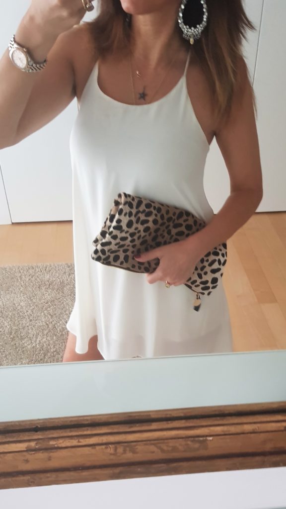 Outfit estivo per la sera, moda over 40, borsa leopardata, abito bianco estivo