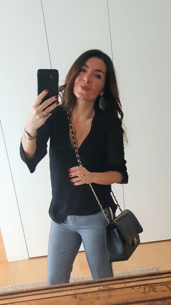 Abbinamento ufficio primavera con pantaloni classici e blusa nera e Chanel Jumbo bag