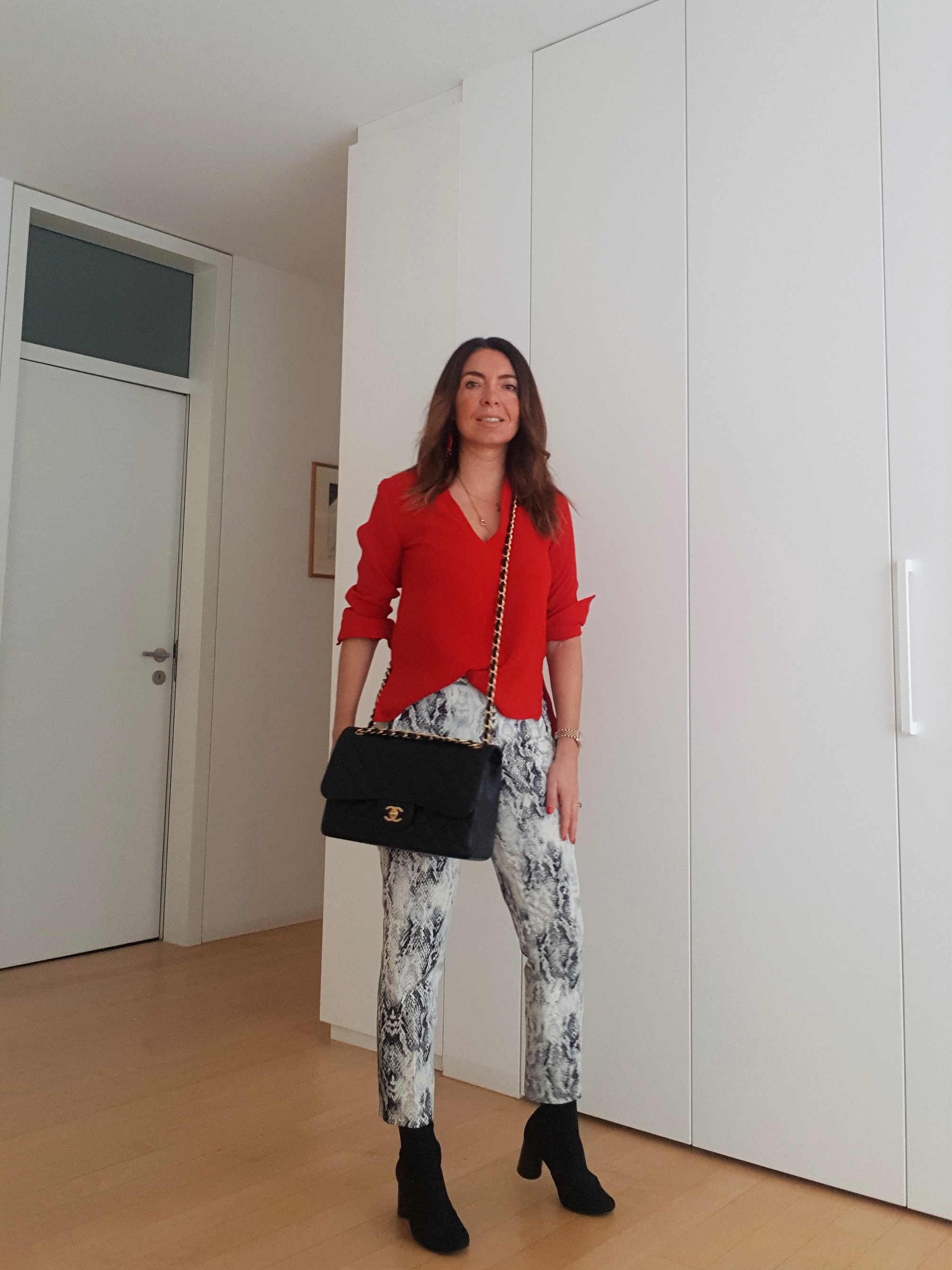 Abbinamento pitonato e rosso. Borsa Chanel 2.55 Jumbo. Moda primavera estate 2019
