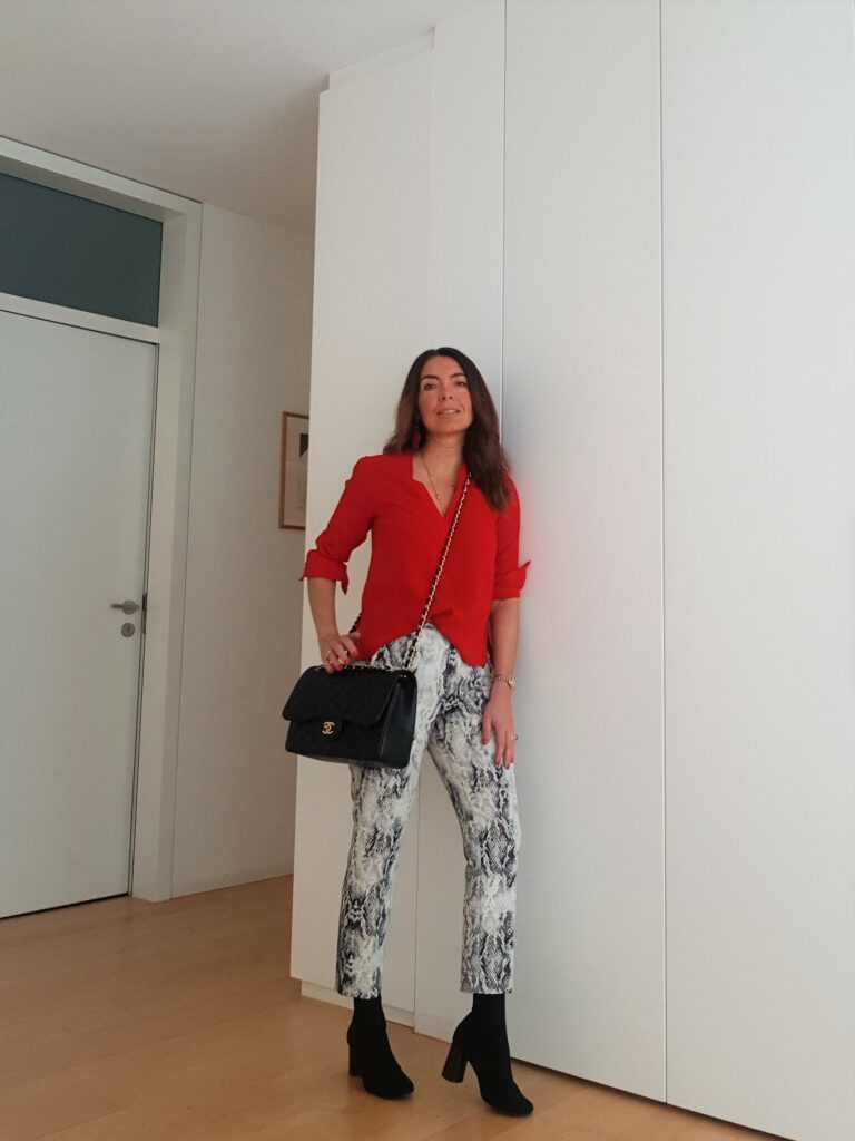 Abbinamento pitonato e rosso. Borsa Chanel 2.55 Jumbo. Moda primavera estate 2019