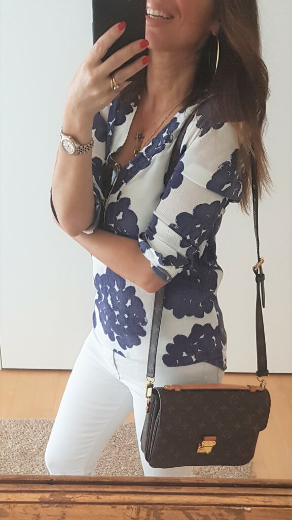 Outfit bianco e blu con Pochette Métis