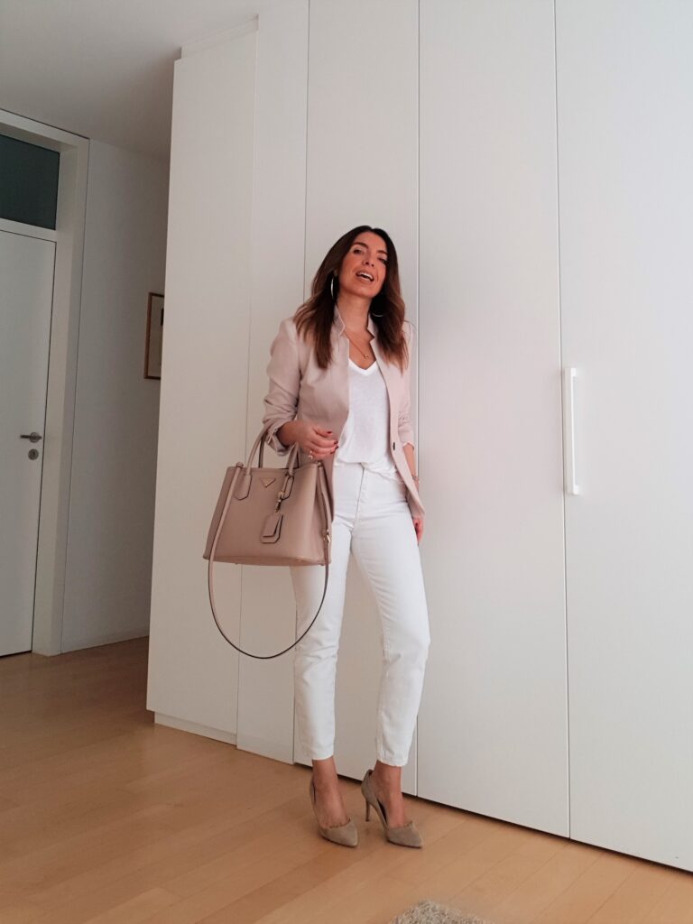 Outfit bianco e cipria con bora Prada Double