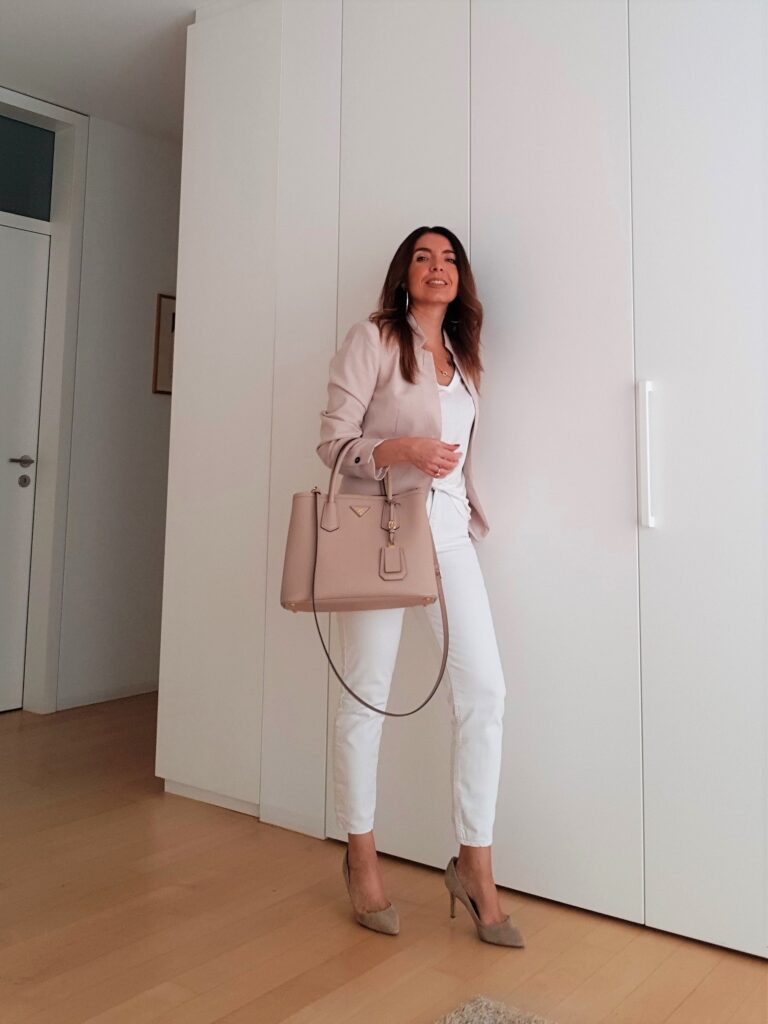 Outfit bianco e cipria con bora Prada Double
