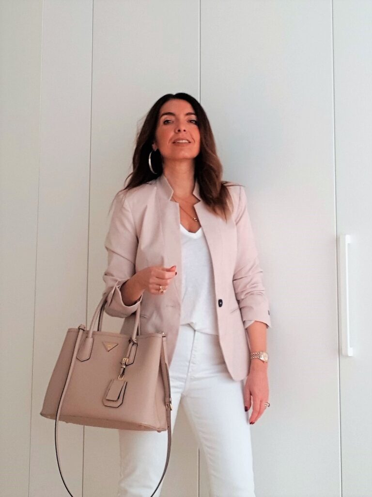 Outfit bianco e cipria con bora Prada Double