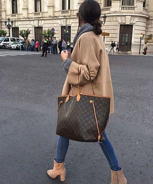 Milan, Italy - September, 21, 2022: Street style outfit detail, woman wears  brown LV monogram print pattern Neverfull handbag from Louis Vuitton foto  de Stock