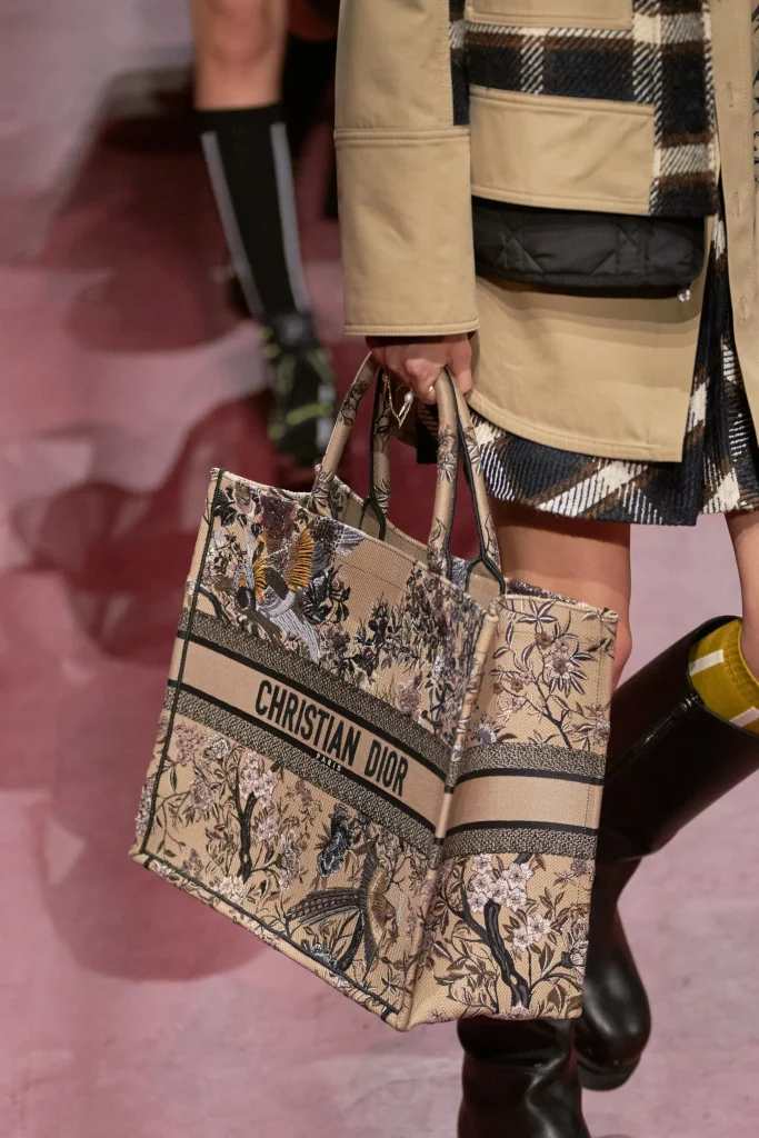 Unveiling the Hottest 2024 Handbag Trends — No Time For Style